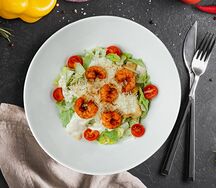 Салат Цезарь с креветками