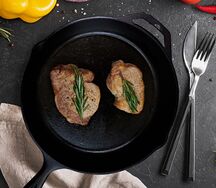 Отбивная из свинины с овощным салатом