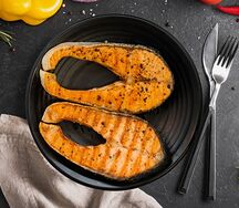 Лосось бабочка с икорным соусом