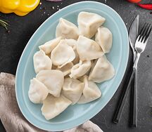 Пельмени отварные мясные со сметаной