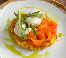 Картофельные драники с лососем домашнего посола, яйцом пашот и сметаной