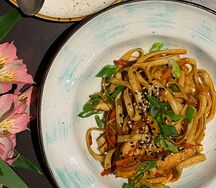 Удон с курицей и овощами