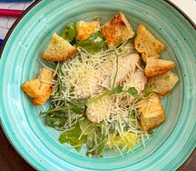 Салат Цезарь с куриной грудкой