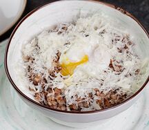 Гречневая каша с пармезаном и яйцом пашот