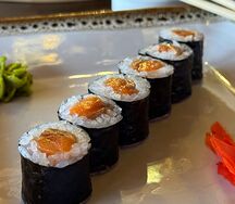 Ролл маки с лососем