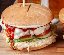 Бургер с куриной котлетой и картофелем фри
