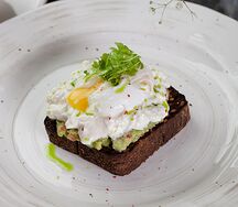 Зерновой тост с гуакамоле