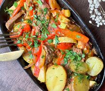 Мясная скоблянка на сковороде с овощами