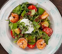 Салат с креветками, рукколой и яйцом пашот