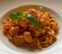 Паста с лососем и соусом наполи