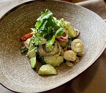 Греческий салат с ореховой заправкой и сыром фета