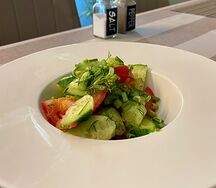 Салат по-домашнему из томатов и огурцов с маслом