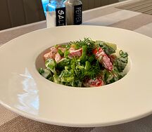 Салат по-домашнему из томатов и огурцов со сметаной