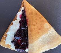 Блин с творогом и черникой