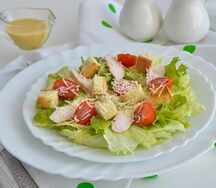 Салат Цезарь с курицей