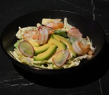 Салат с цукини, авокадо и креветками