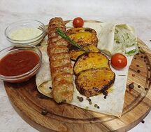 Ланч с кебабом из баранины