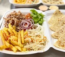 Гирос на тарелке с курой
