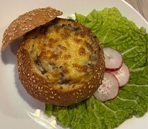 Жюльен с курицей и грибами в хлебном горшочке