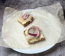Тост с селедкой