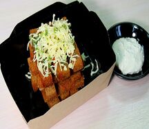 Гренки с сыром и чесночным соусом