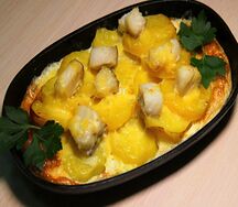 Треска с картофелем, сыром и яйцом