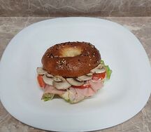 Бейгл с ветчиной и грибами