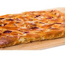 Пирог с бананом и клубникой