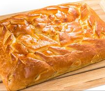 Пирог с копчёной курицей и сыром