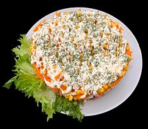Салат из копченой колбаски и кукурузы   