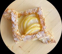 Слойка с грушей и творожным кремом