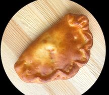 Пирожок с колбаской, сыром и овощами