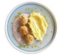 Котлетки из цыпленка с картофельным пюре и соусом