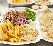 Гирос на тарелке с курой