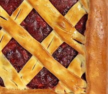 Пирог с клубникой и вишней