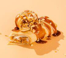Блин с вареной сгущенкой и соленым арахисом