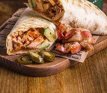 Шаурма с курицей, беконом и халапеньо