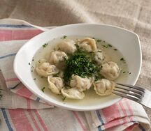 Пельмени домашние с бульоном