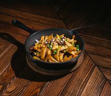 Сковородка с картофелем, грибами и мясом на выбор