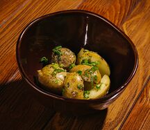 Молодой картофель с розмарином 