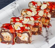 Шоколадный ролл с фруктами и сыром