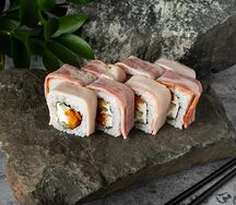 Ролл с креветкой темпура и беконом