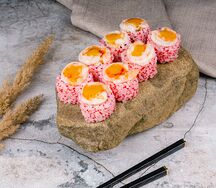 Ролл с креветкой, манго и соусом чили сладкий