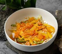 Вьетнамский салат Ном с манго и форелью