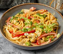 Лапша с куриным филе и овощами под сливочным соусом