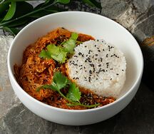 Мясо рульки в пряном соусе с рисом