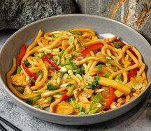 Лапша с куриным филе и овощами под соусом терияки