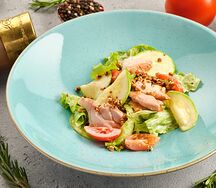 Свежий салат с курицей и цукини