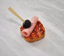 Кростини с индейкой