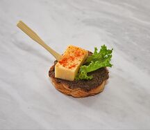 Кростини с хумусом